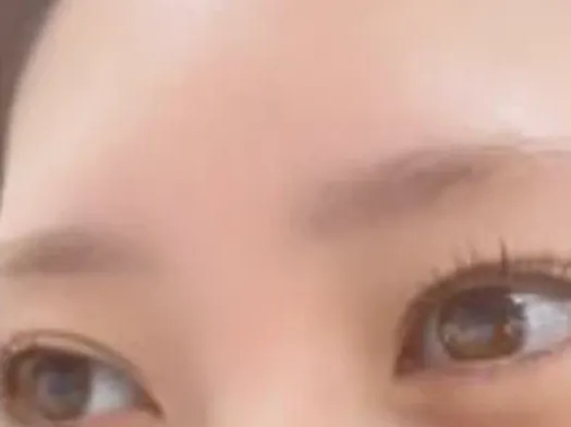 お仕事の場面にも合う上品な目元